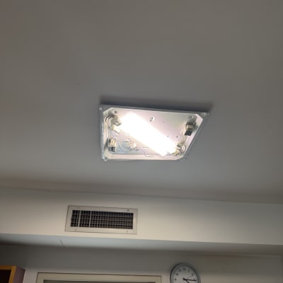 תאורת תקרה עם נורות פלורסנט