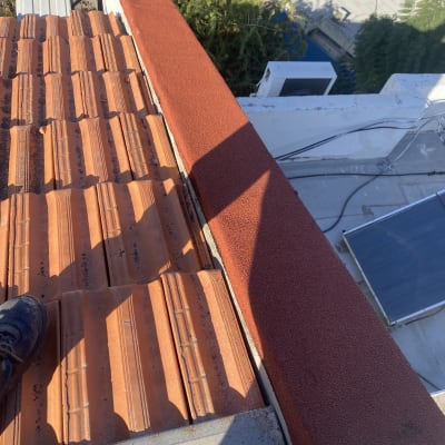 רעפים כתומים על גג עם ציפוי אדום