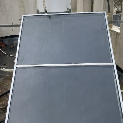 פאנל סולארי ומיכל מים על גג