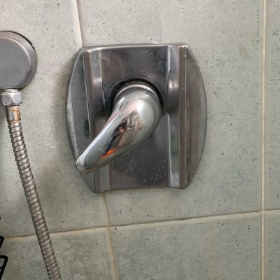 ברז מים כרום על קיר אריחים