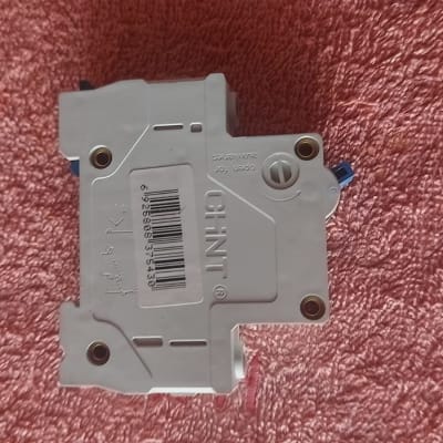 מפסק חשמלי על רקע בד אדום