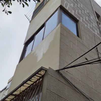 בניין עם עבודות טיח ושיפוץ חיצוני