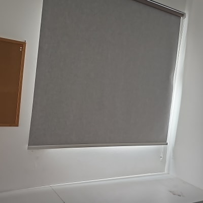 תריס גלילה אפור עם שרשרת משיכה