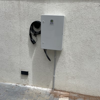 עמדת טעינה לרכב חשמלי על קיר חיצוני