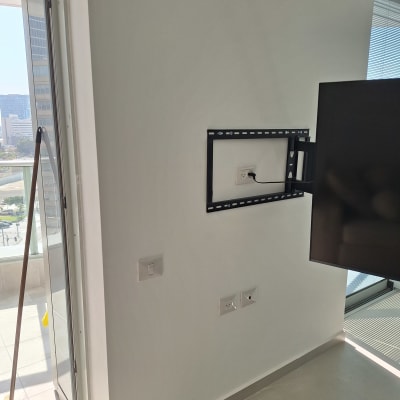קיר עם מתקן לטלוויזיה ושקעי חשמל
