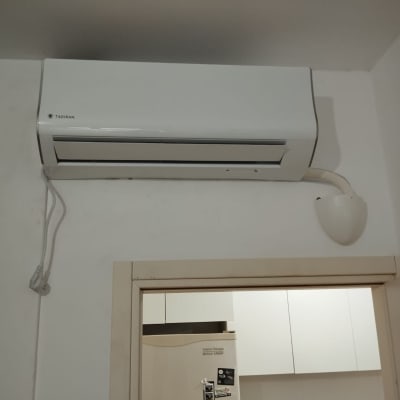 יחידת מיזוג אוויר מותקנת על קיר מעל דלת