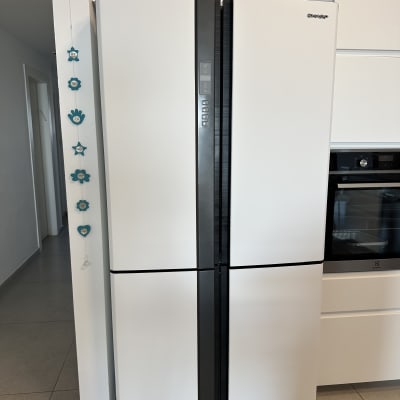 תמונה של מקרר במטבח ללא קשר לדלתות