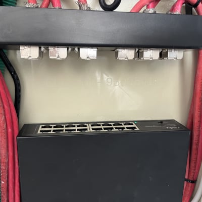 מתג רשת עם כבלים אדומים ושחורים מחוברים