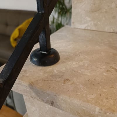 מדרגות שיש עם מעקה מתכת שחור