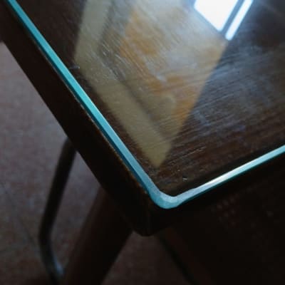 פינת שולחן זכוכית עם השתקפות חלון