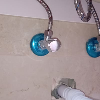 התקנת ברזי ניל וסיפון מים מתחת לכיור