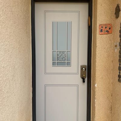 דלת כניסה מעוצבת בגוון בהיר לאחר ציפוי וחידוש