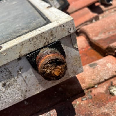 חיבור צינור מלוכלך על דוד שמש על גג רעפים