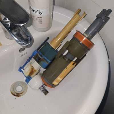 חלקי אינסטלציה בכיור עם ברז
