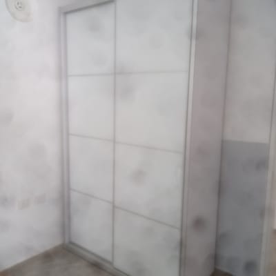 ארון לבן עם דלתות הזזה בחדר ריק