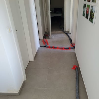 צינורות ייבוש מונחים במסדרון בית