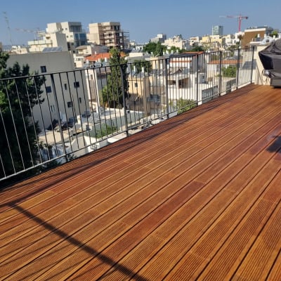 מרפסת עץ עם נוף עירוני ברקע