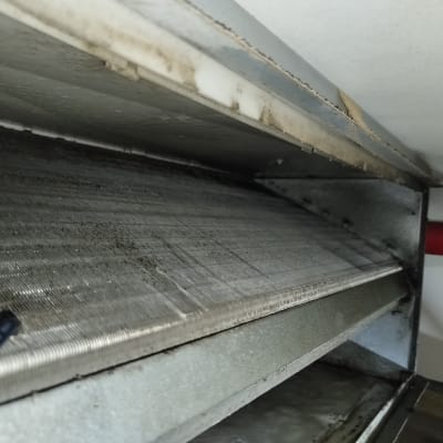 יחידת מיזוג אוויר עם צינור אדום