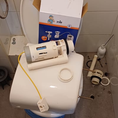 חלקי אינסטלציה וכלים על אסלה בחדר אמבטיה