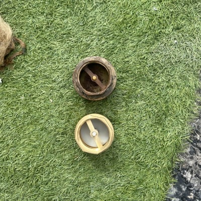 שני שסתומים עגולים על דשא מלאכותי