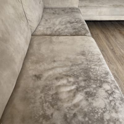 כתמים כהים על ספת בד בהירה