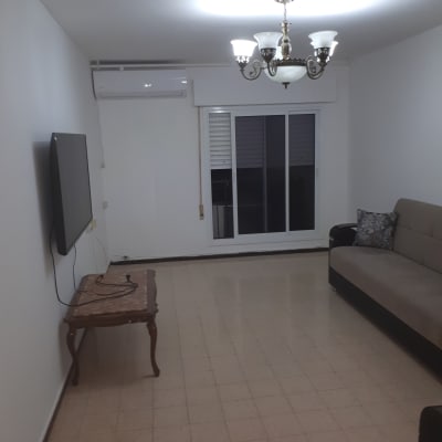 חדר עם קירות לבנים, ללא ציוד ציור נראה לעין