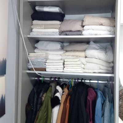ארון בגדים עם מדפים מסודרים ותליית מעילים