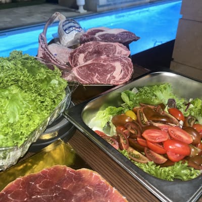 בשר וירקות טריים ליד בריכה, מתאים לעבודה של שף.