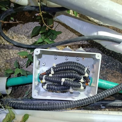 קופסת חיבורים עם כבלים חשמליים שחורים