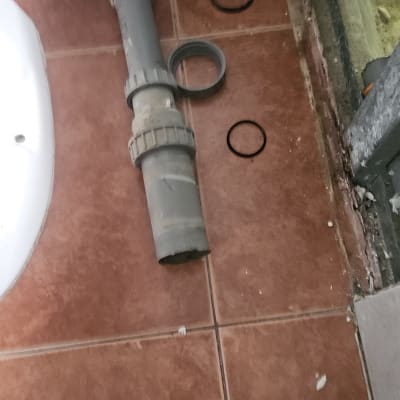 צינור וחלקים על רצפת אריחים