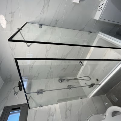 מחיצת זכוכית במקלחת עם מסגרת שחורה