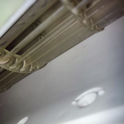 חלק פנימי של מזגן עם סורגי אוורור