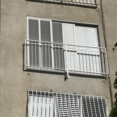 חלונות עם סורגים על קיר בניין