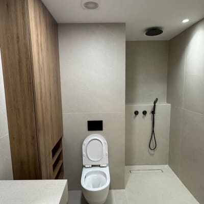 חדר אמבטיה עם שירותים ומקלחת