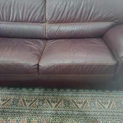 ספה חומה עם ריפוד עור על שטיח מעוצב