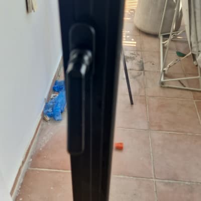 ידית אלומיניום על דלת זכוכית