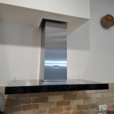 קולט אדים מותקן במטבח עם קיר לבנים