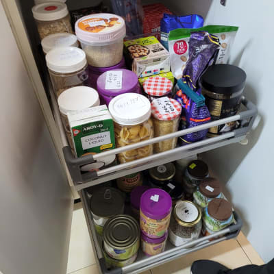 מזווה מאורגן עם קופסאות שימורים וצנצנות תבלינים