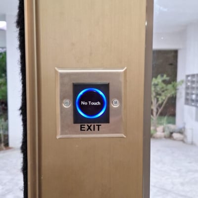 לחצן יציאה ללא מגע על דלת