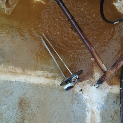 חוטי חשמל וציוד חשמלי על רצפה רטובה