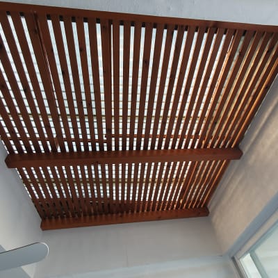 תקרה מעץ עם קורות אופקיות וגוף תאורה