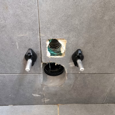 צנרת חשופה בקיר עם חיבורים