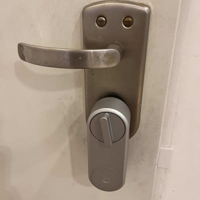 מנעול דלת מתכת עם ידית ומנגנון חכם