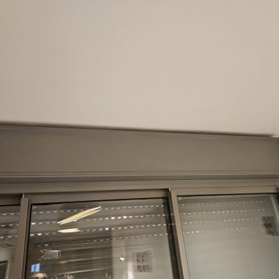 תריסים וחלונות עם מסגרת מתכת אפורה