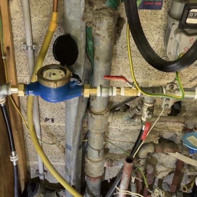 מד מים וצנרת עם חיבורים וכלים שונים