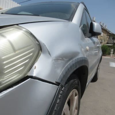 רכב כסוף עם פגמים בצד הקדמי