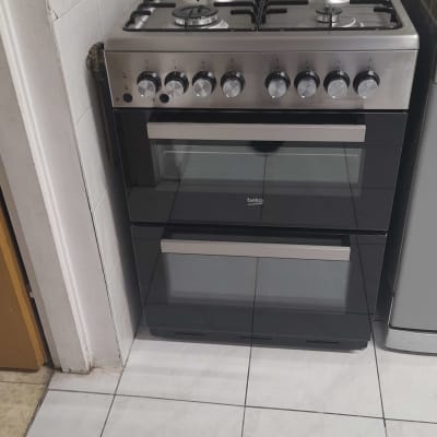 תנור גז עם כפתורים וכיריים עליונים