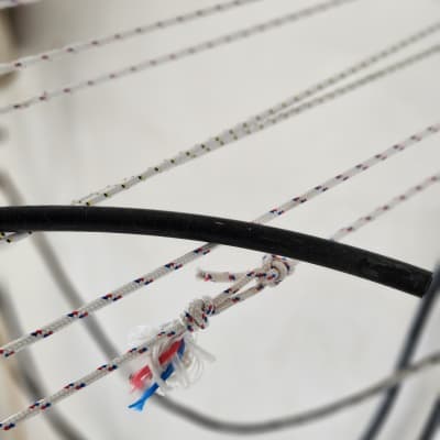 חבל עם קשרים על צינור שחור