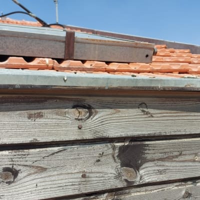 רעפים כתומים על גג עם מסגרת מתכת