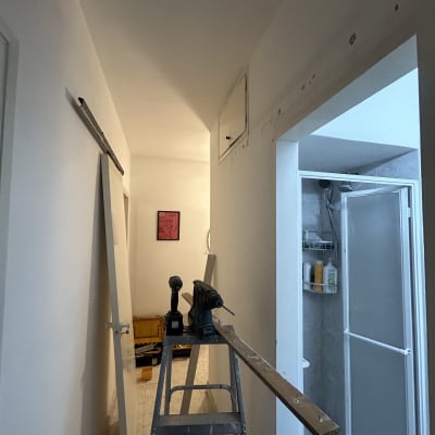 סולם עם כלי עבודה במסדרון במהלך שיפוץ